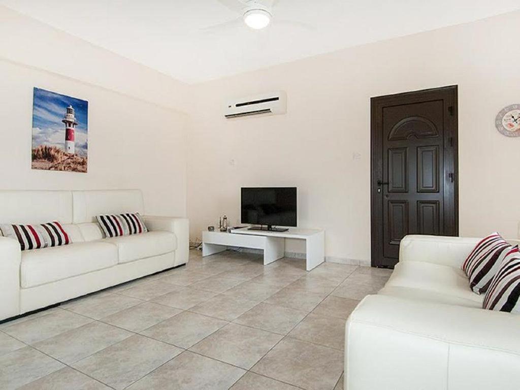 Beautiful 2-Bedroom Apartment - Great Location 파포스 외부 사진
