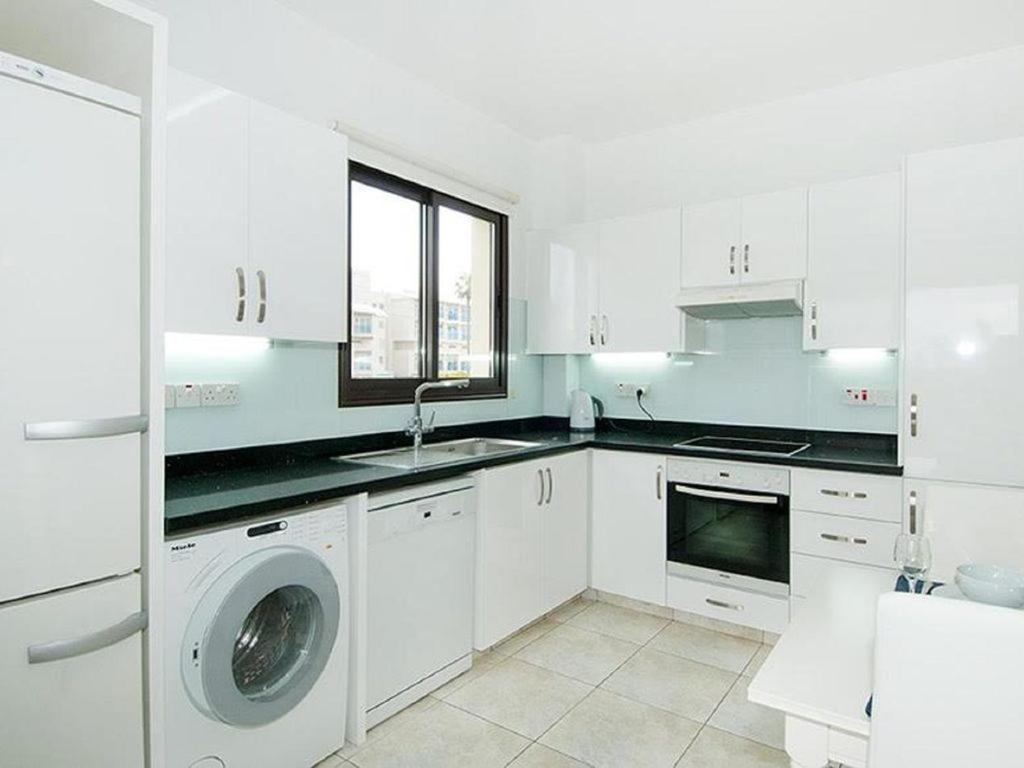 Beautiful 2-Bedroom Apartment - Great Location 파포스 외부 사진