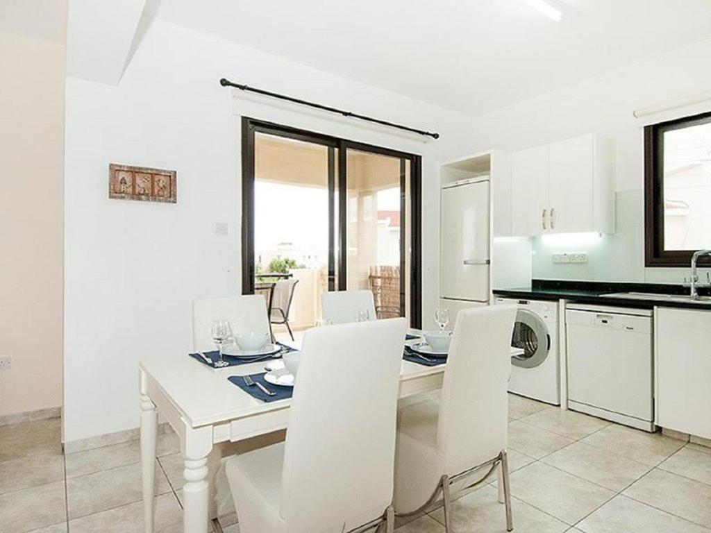 Beautiful 2-Bedroom Apartment - Great Location 파포스 외부 사진