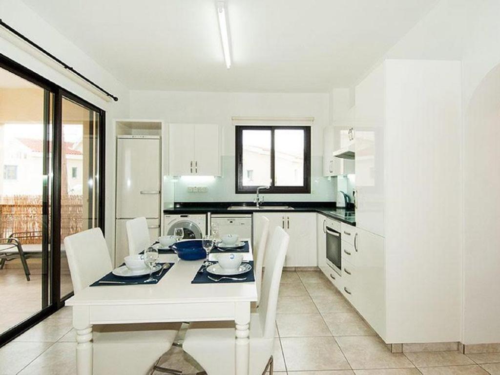Beautiful 2-Bedroom Apartment - Great Location 파포스 외부 사진