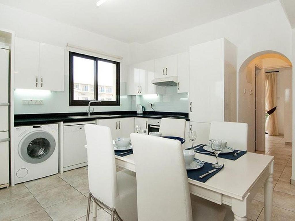 Beautiful 2-Bedroom Apartment - Great Location 파포스 외부 사진